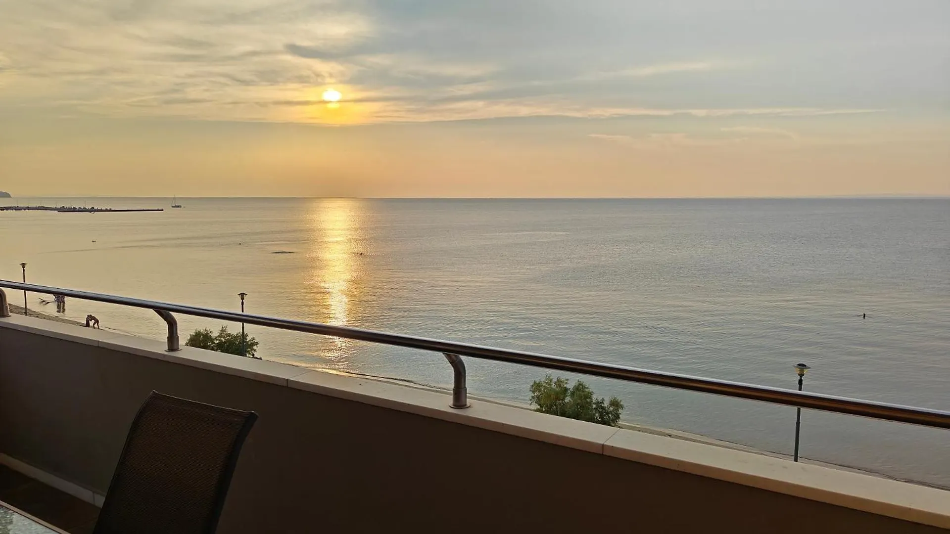 Salty Breeze Supreme Beachfront Apartment-Supreme Stay With Free Parking Peraía Apartamento