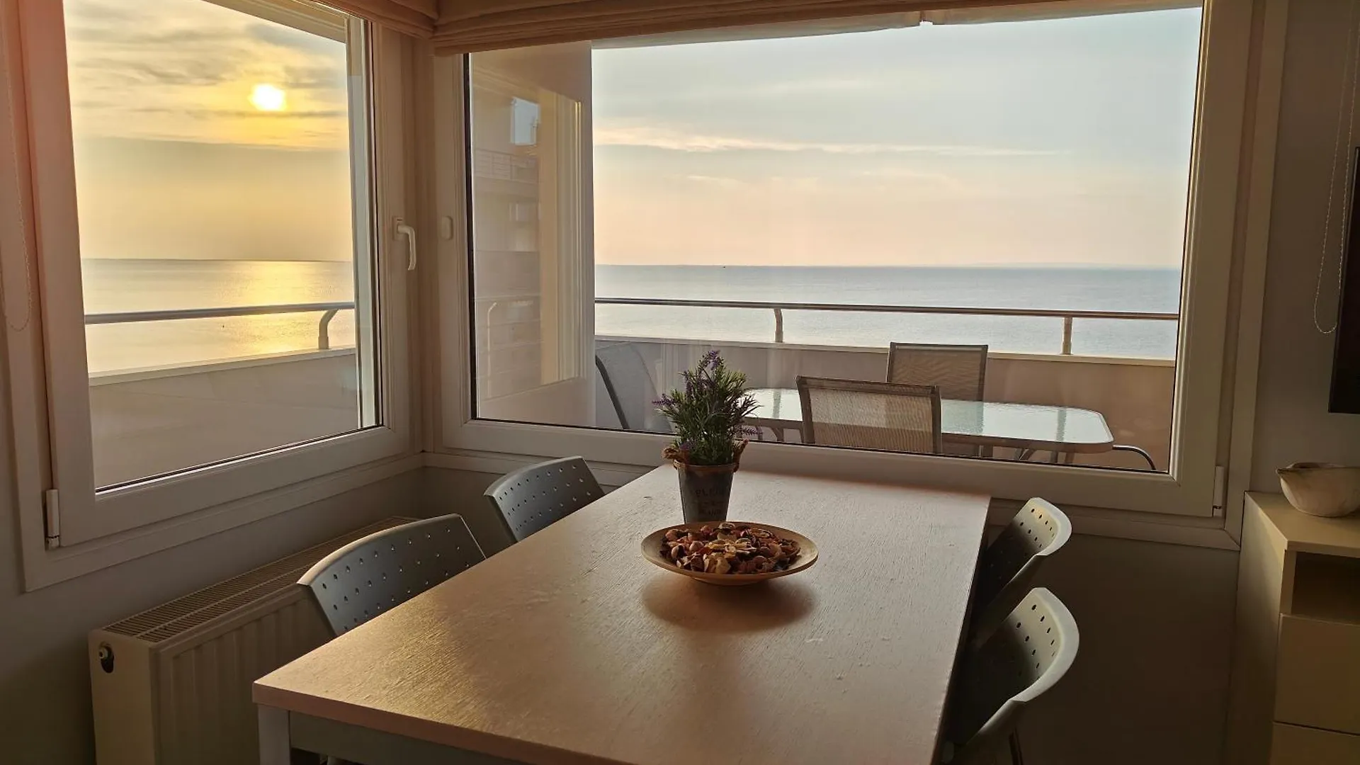 Salty Breeze Supreme Beachfront Apartment-Supreme Stay With Free Parking Peraía